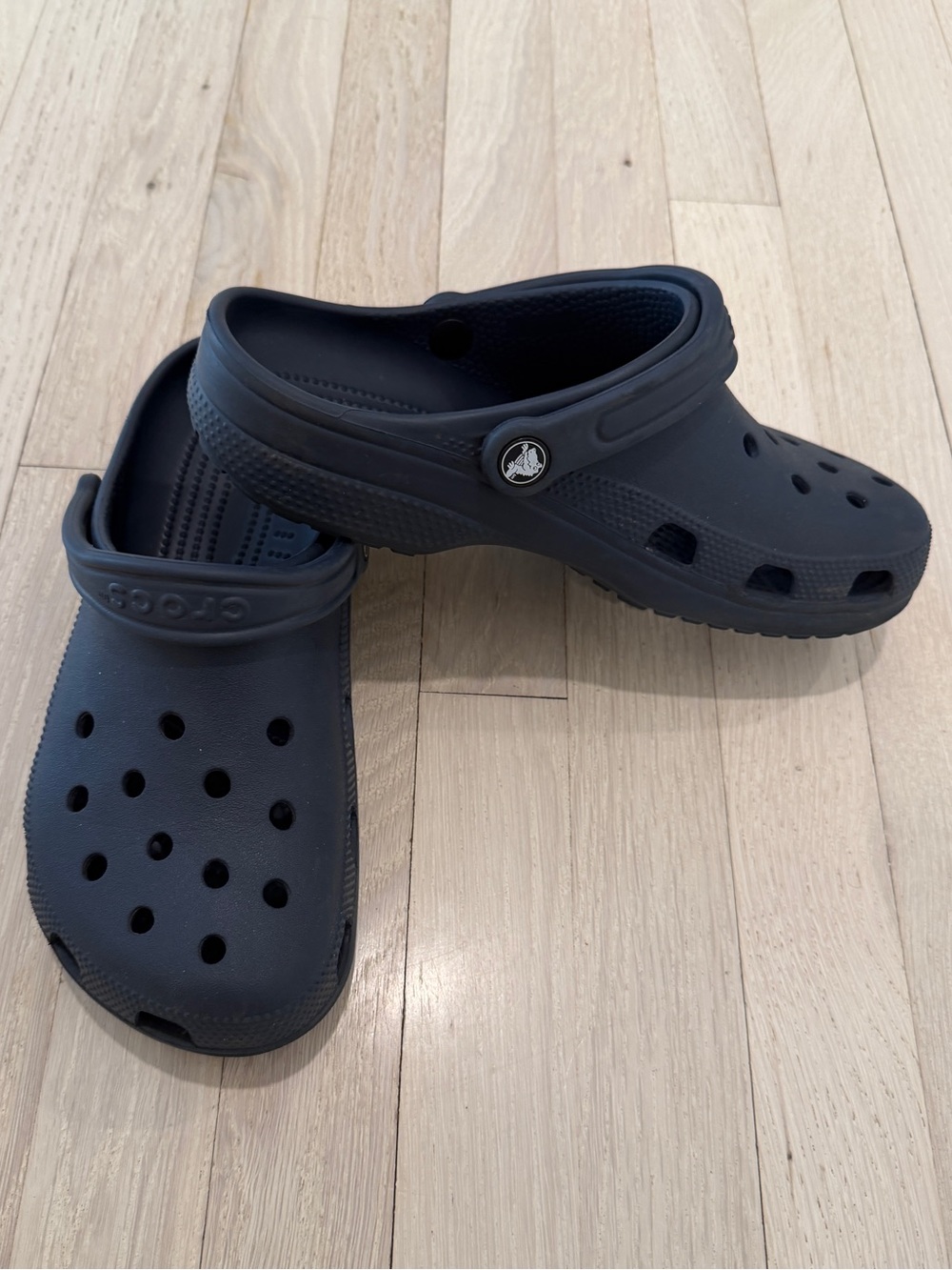 Crocs Unisex-Adult Classic Clogs, Navy, 7 Men / 9 Women